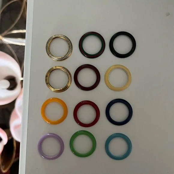 Gucci Gold Bezel Watch With All Bezels - Picture 2 of 9